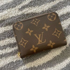 Louis Vuitton zip coin wallet like new purchased 2022